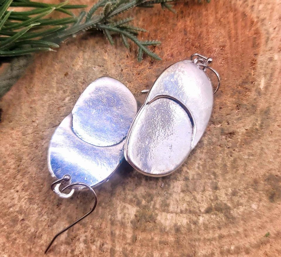 Beautiful Silver Tone Turquoise Accent Howlite Leaf Carved Pendant Necklace