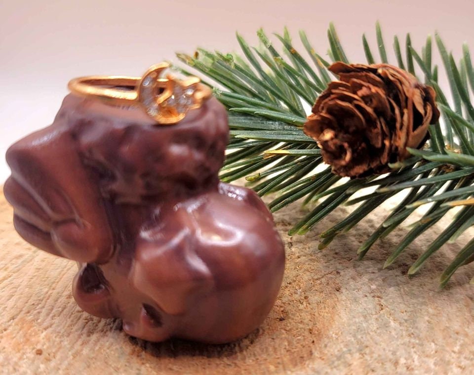 Nature Red Jade Stone Hand Carved Magical Stocking Holder