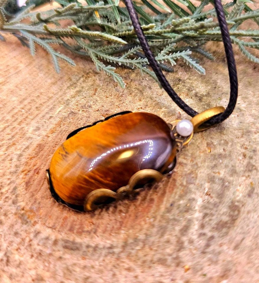 Nature Tiger Eye Polished Stone Flower Pattern Wrapped Pendant Necklace