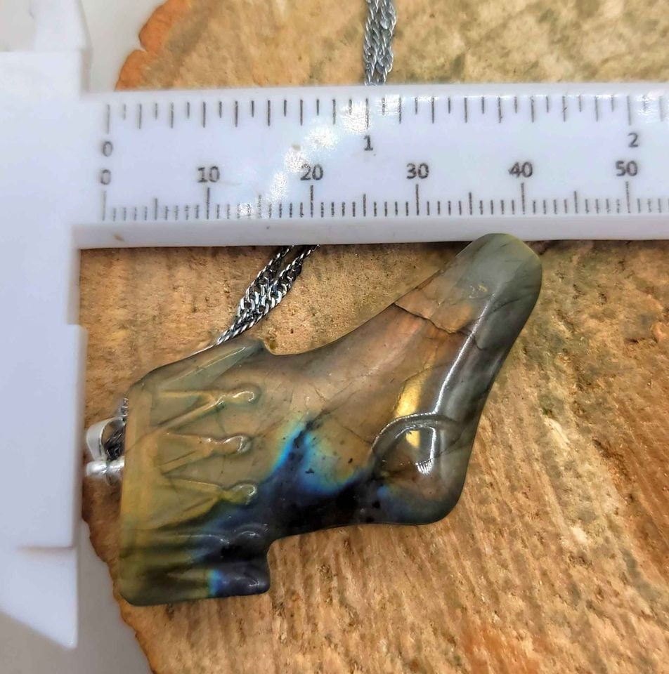 Beautiful Nature Labradorite Strong Flash Hand Carved Stocking Pendant Necklace
