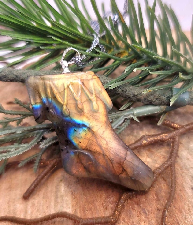 Beautiful Nature Labradorite Strong Flash Hand Carved Stocking Pendant Necklace