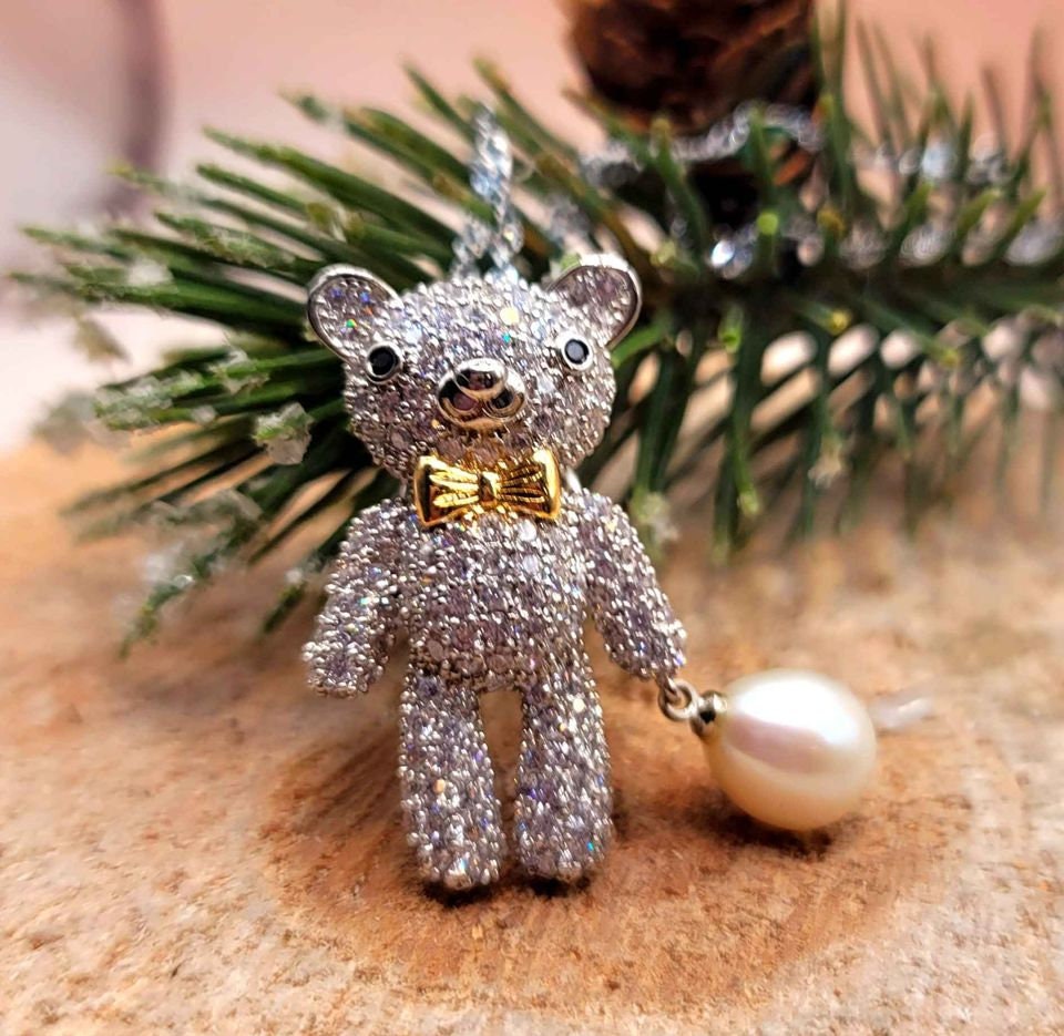 Adorable Sparking Bear Carrying A Teardrop Pink Pearl Pendant Necklace