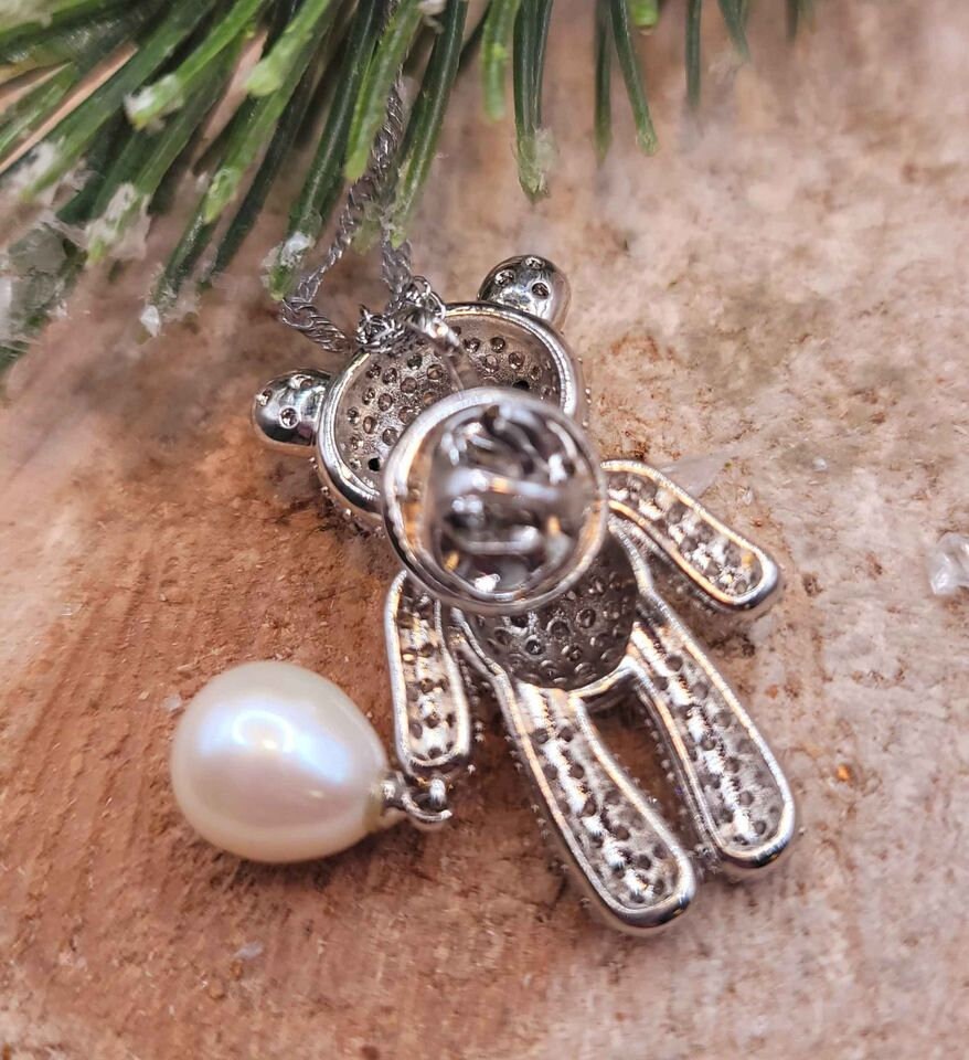 Adorable Sparking Bear Carrying A Teardrop Pink Pearl Pendant Necklace
