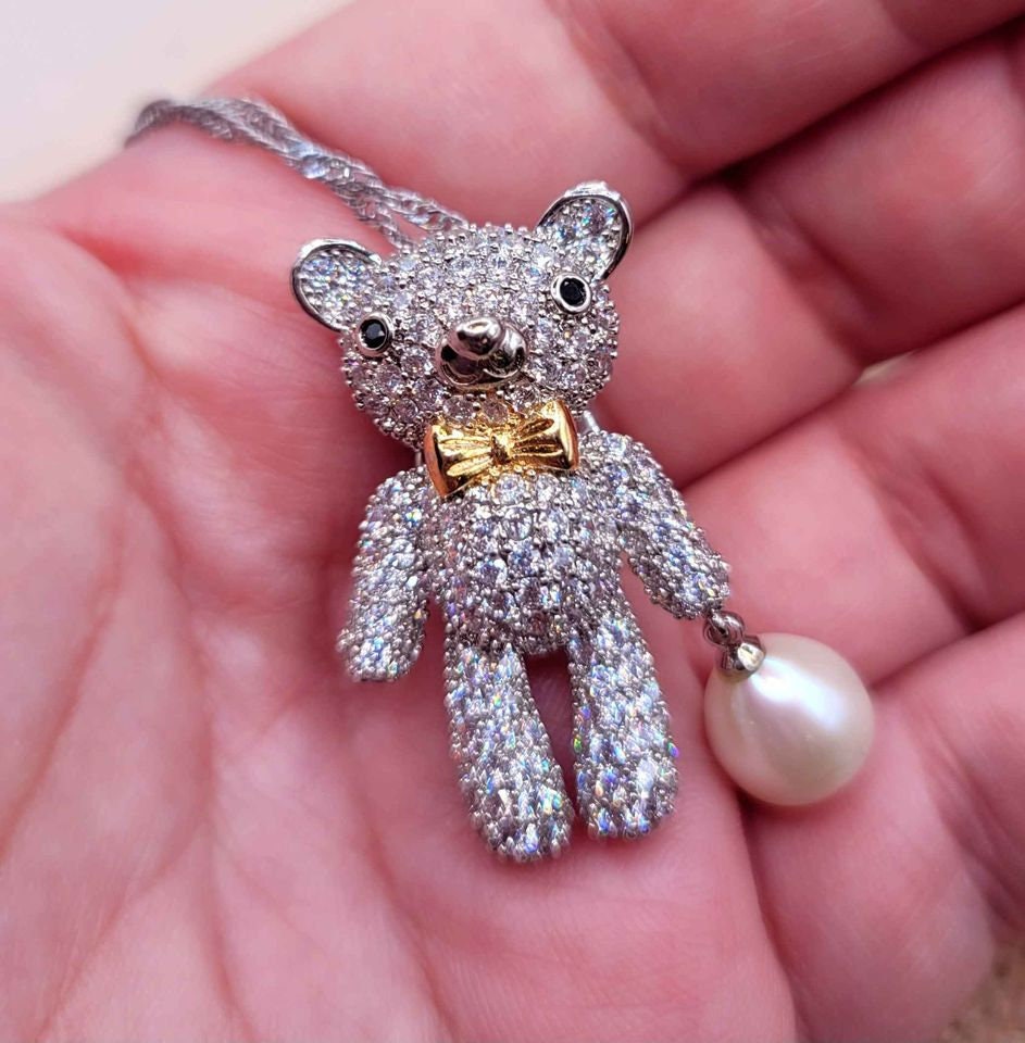 Adorable Sparking Bear Carrying A Teardrop Pink Pearl Pendant Necklace