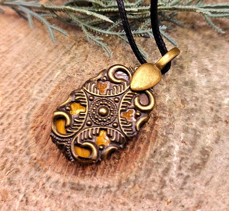 Nature Tiger Eye Polished Stone Flower Pattern Wrapped Pendant Necklace