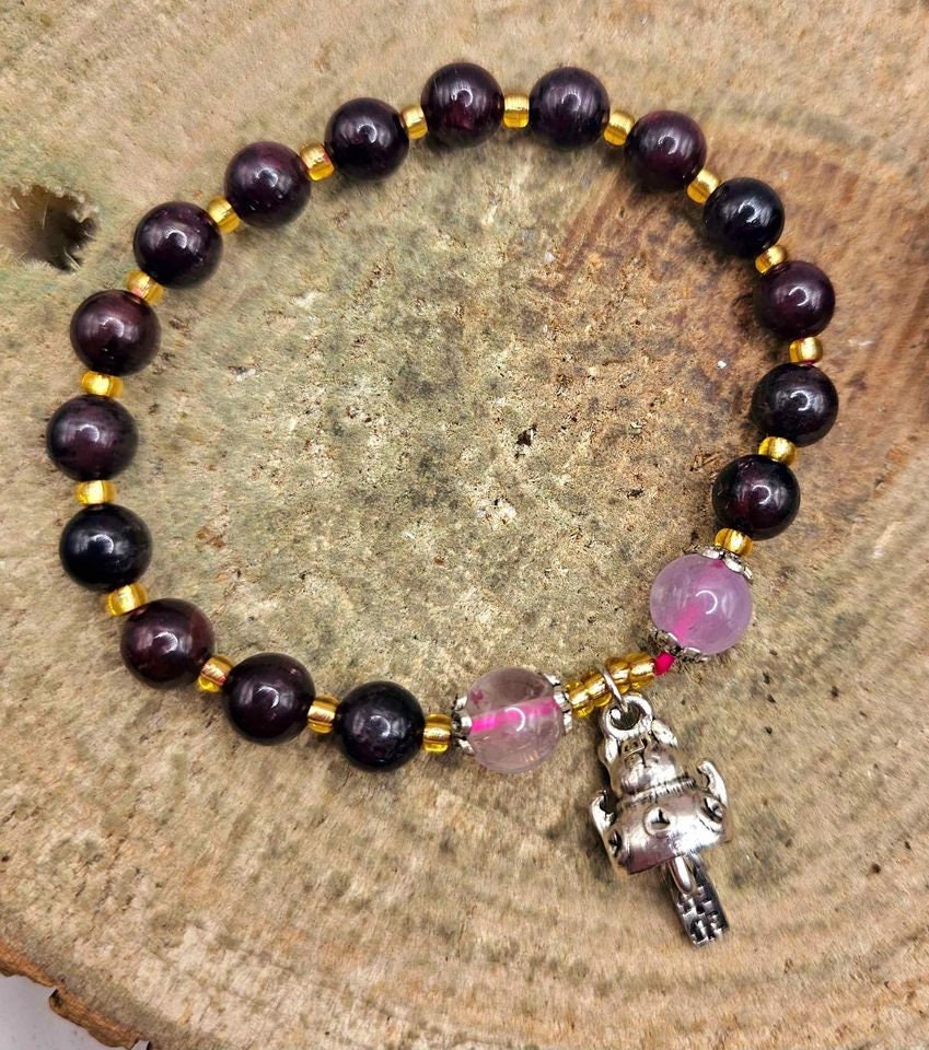 Beautiful Nature Red Garnet Mixed Crystal lucky Cat Charm Bracelet