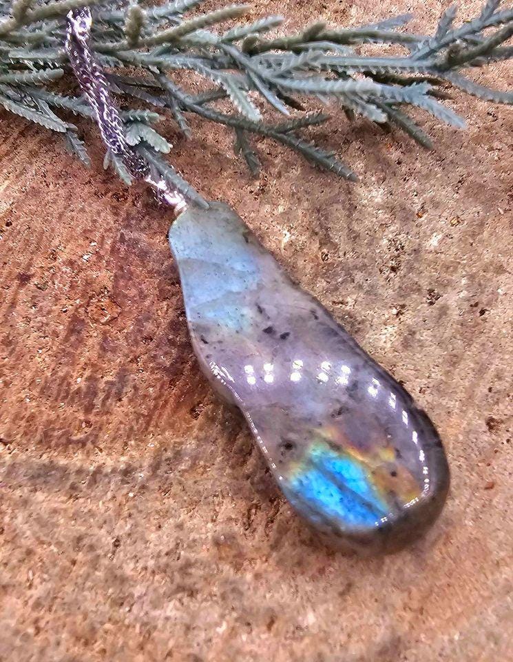 Beautiful Nature Labradorite Rainbow Flash Peapod Pendant