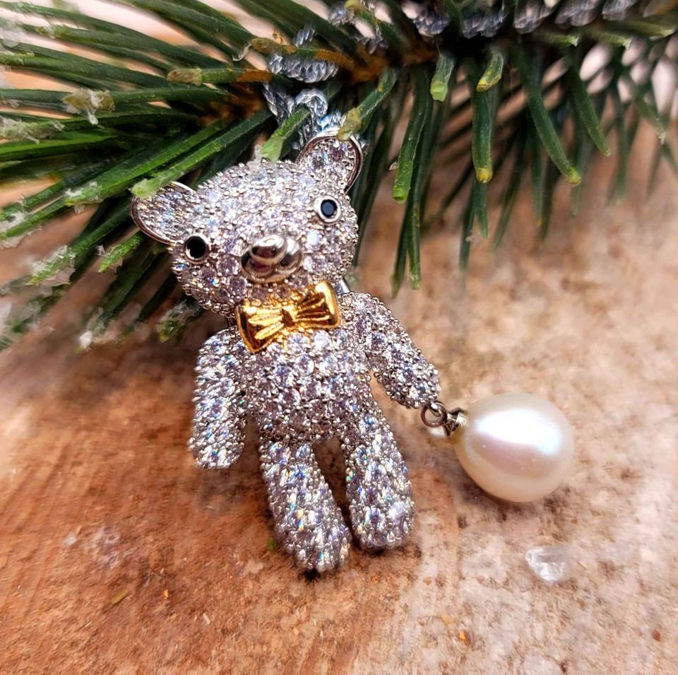 Adorable Sparking Bear Carrying A Teardrop Pink Pearl Pendant Necklace
