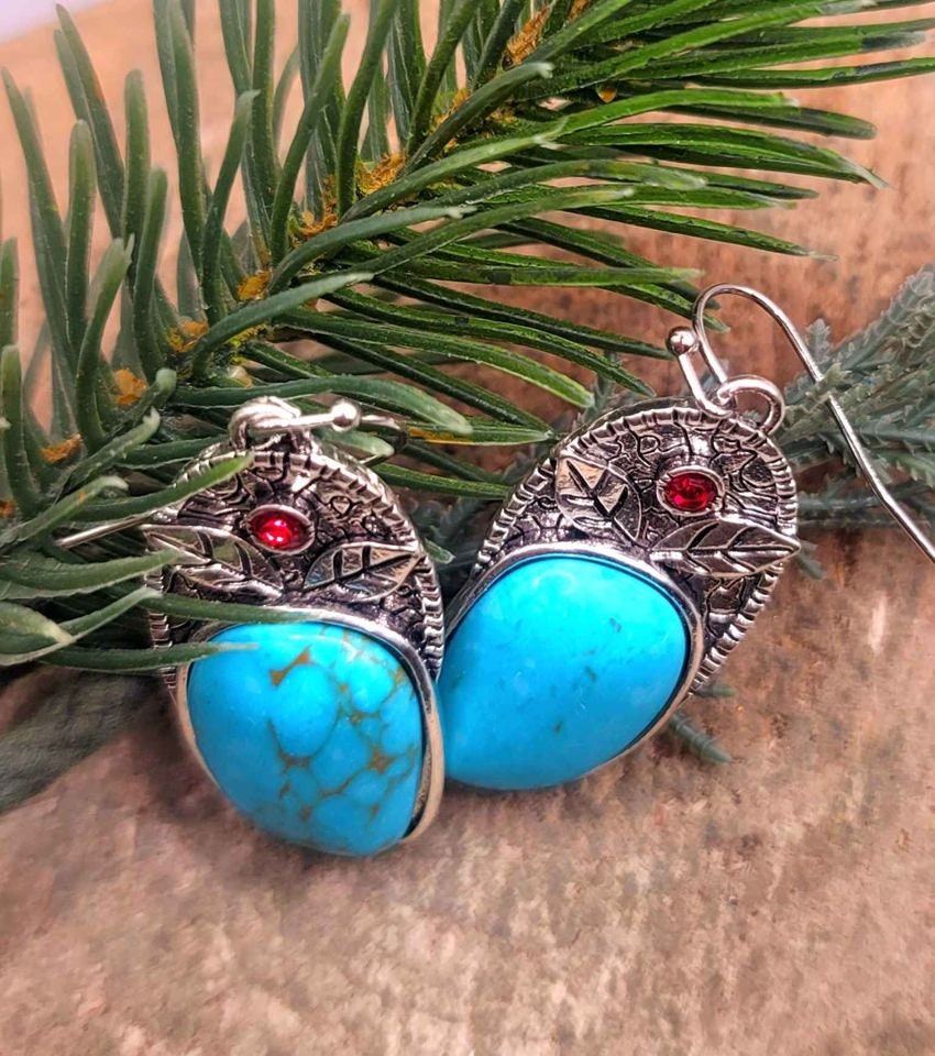 Beautiful Silver Tone Turquoise Accent Howlite Leaf Carved Pendant Necklace