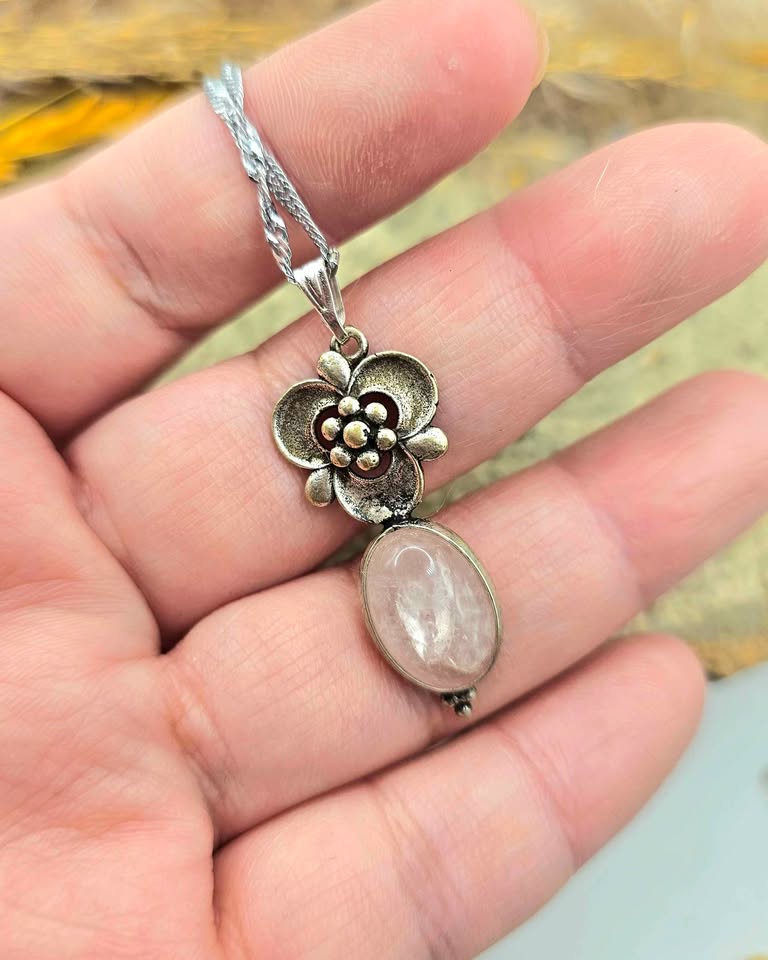 Nature Rose Quartz Silver Flower Pendant Necklace