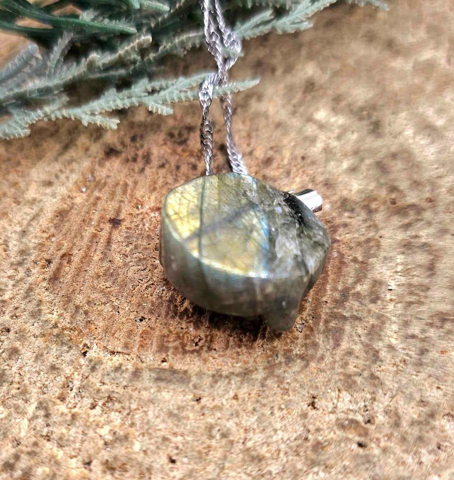 Nature Labradorite Carved Cinnamoroll In Donut Pendant Necklace