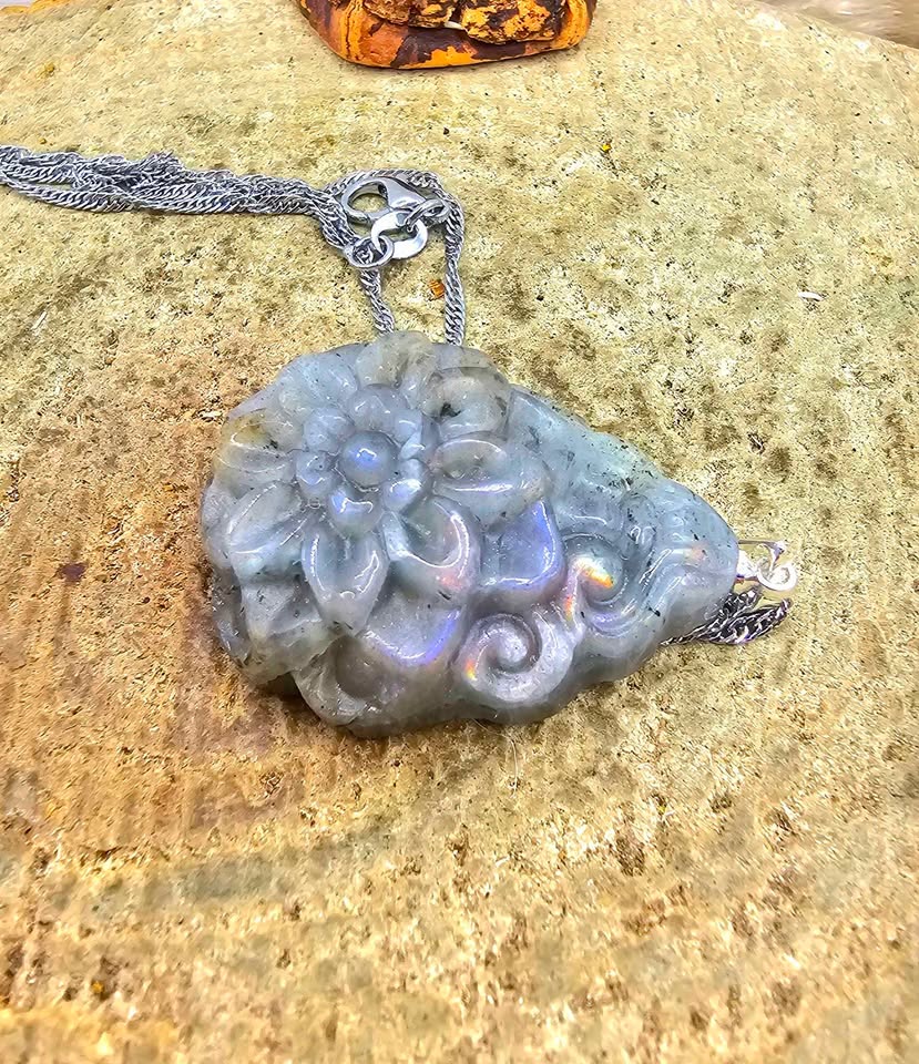 Nature Labradorite Flower Pendant Necklace