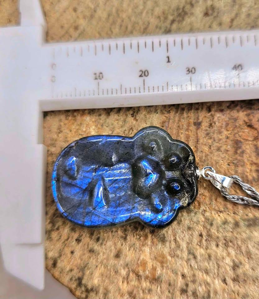 Nature Labradorite Carved Flashy Lucky Cat Paw Pendant Necklace