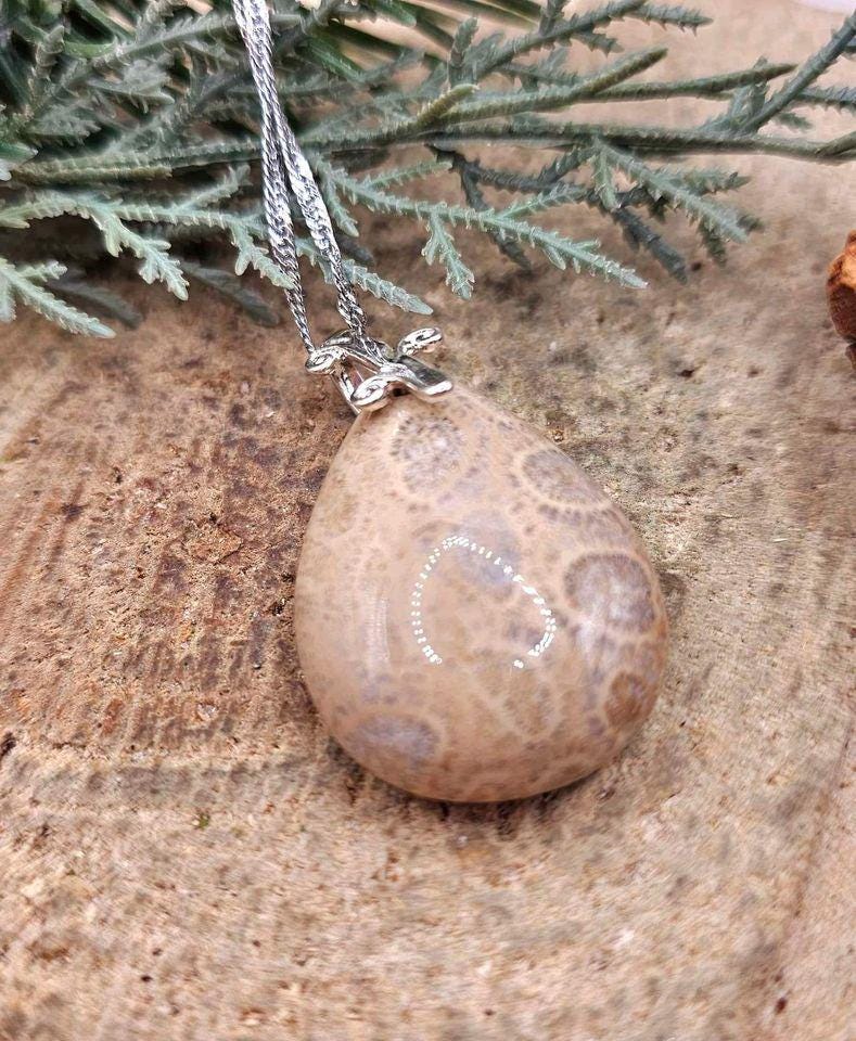 Beautiful Nature Teardrop Coral Jade Agate Pendant Necklace