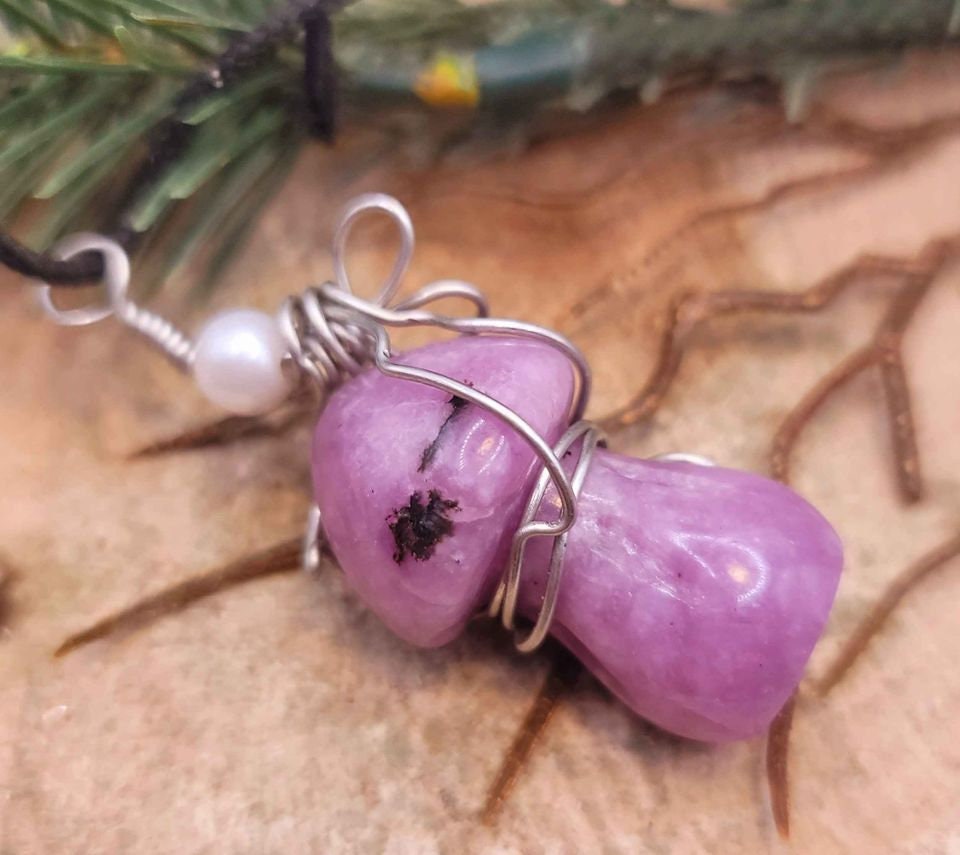 Unique Nature Purple Lilacs Stone Hand Carved Mushroom Wire Butterfly Pendant Necklace