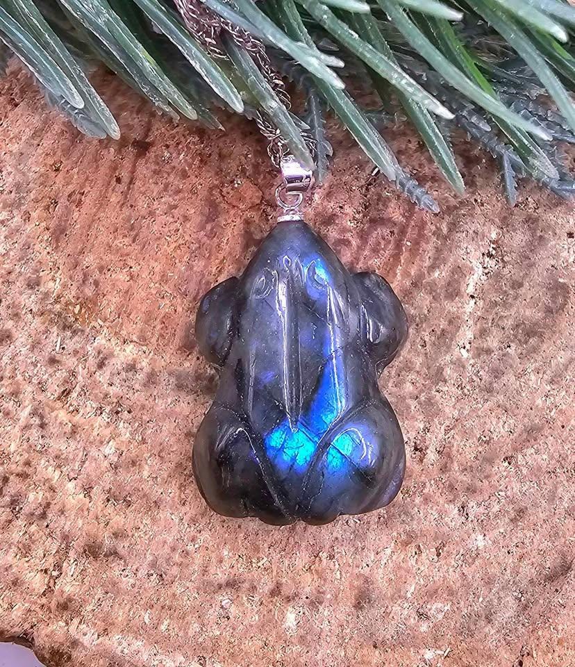 Nature Labradorite Carved Flashy Frog Pendant Necklace