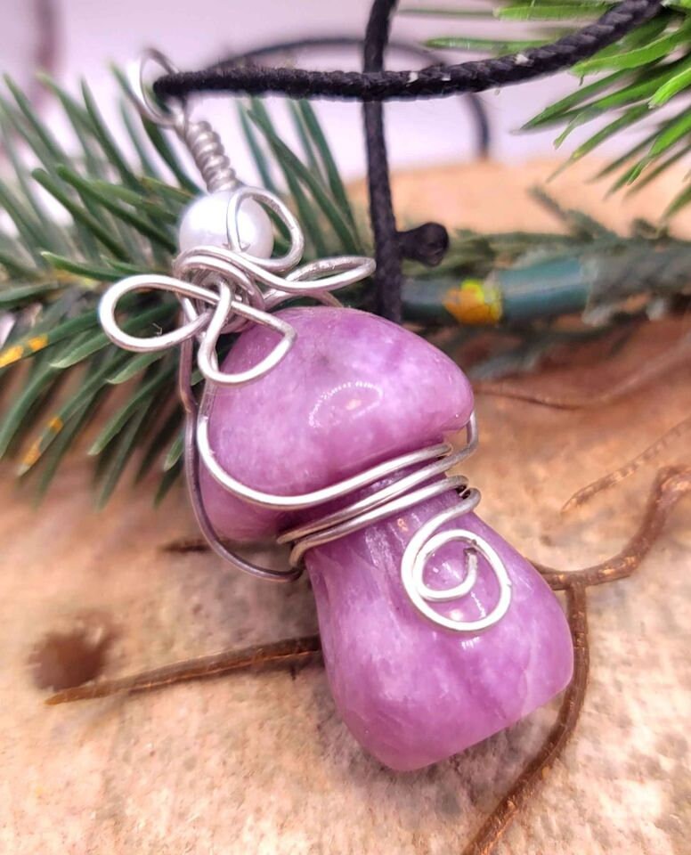 Unique Nature Purple Lilacs Stone Hand Carved Mushroom Wire Butterfly Pendant Necklace