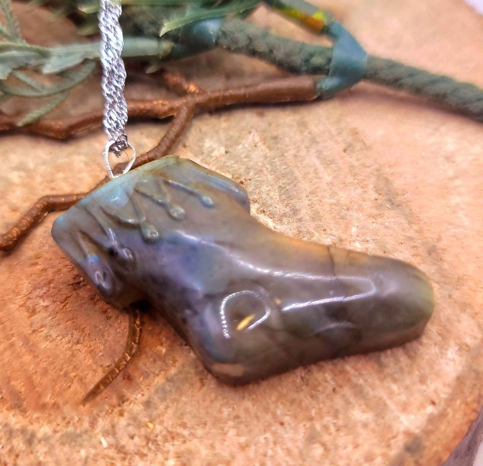 Beautiful Nature Labradorite Strong Flash Hand Carved Stocking Pendant Necklace