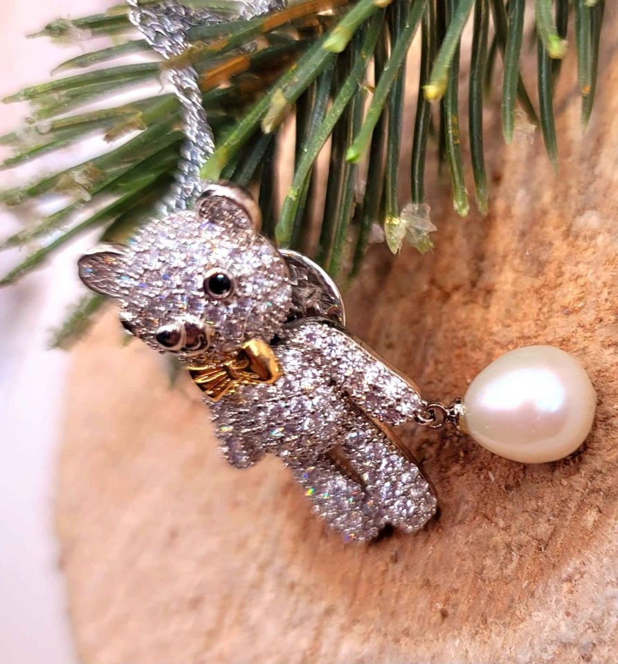Adorable Sparking Bear Carrying A Teardrop Pink Pearl Pendant Necklace