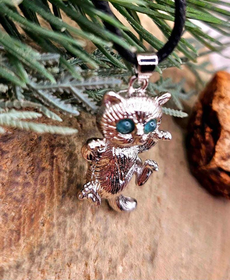 Cute NatureTourmaline Sneaky Cat Pendant Necklace