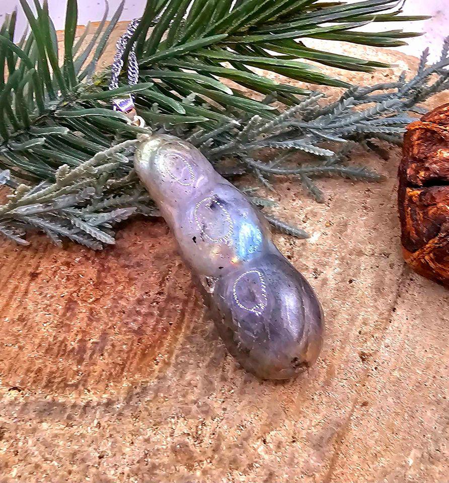 Beautiful Nature Labradorite Rainbow Flash Peapod Pendant