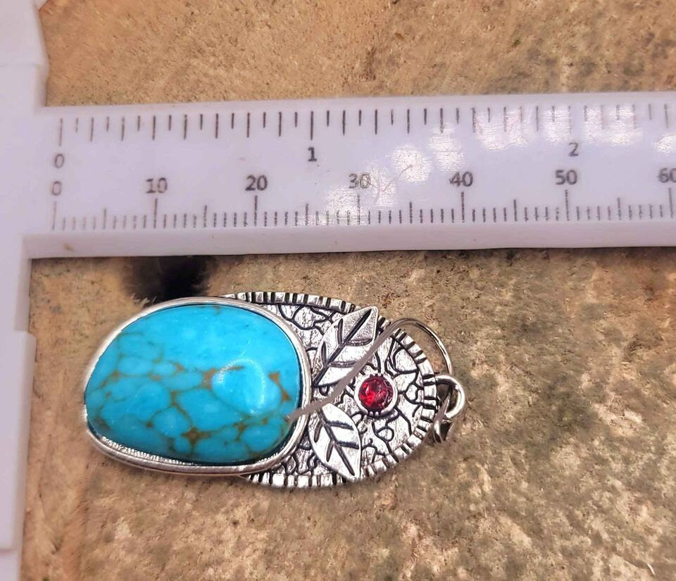 Beautiful Silver Tone Turquoise Accent Howlite Leaf Carved Pendant Necklace