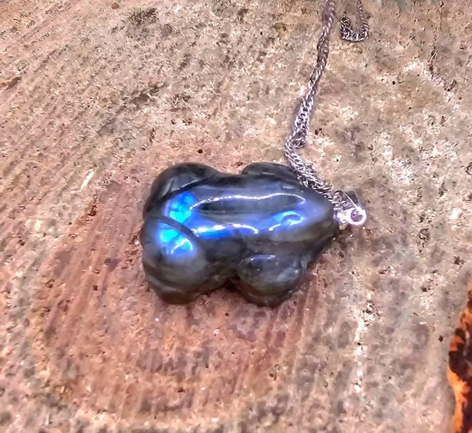 Nature Labradorite Carved Flashy Frog Pendant Necklace