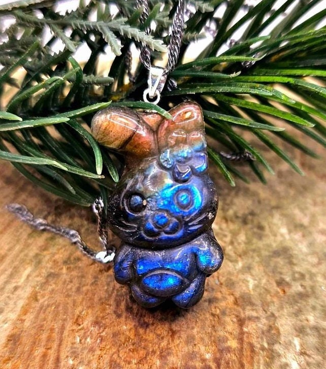 Adorable Nature Labradorite Carved Flashy Rabbit With Flower Pendant Necklace
