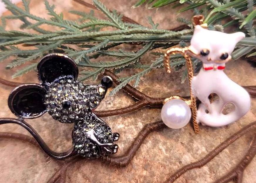 Adorable Sparking Mouse & White Cat Brooch