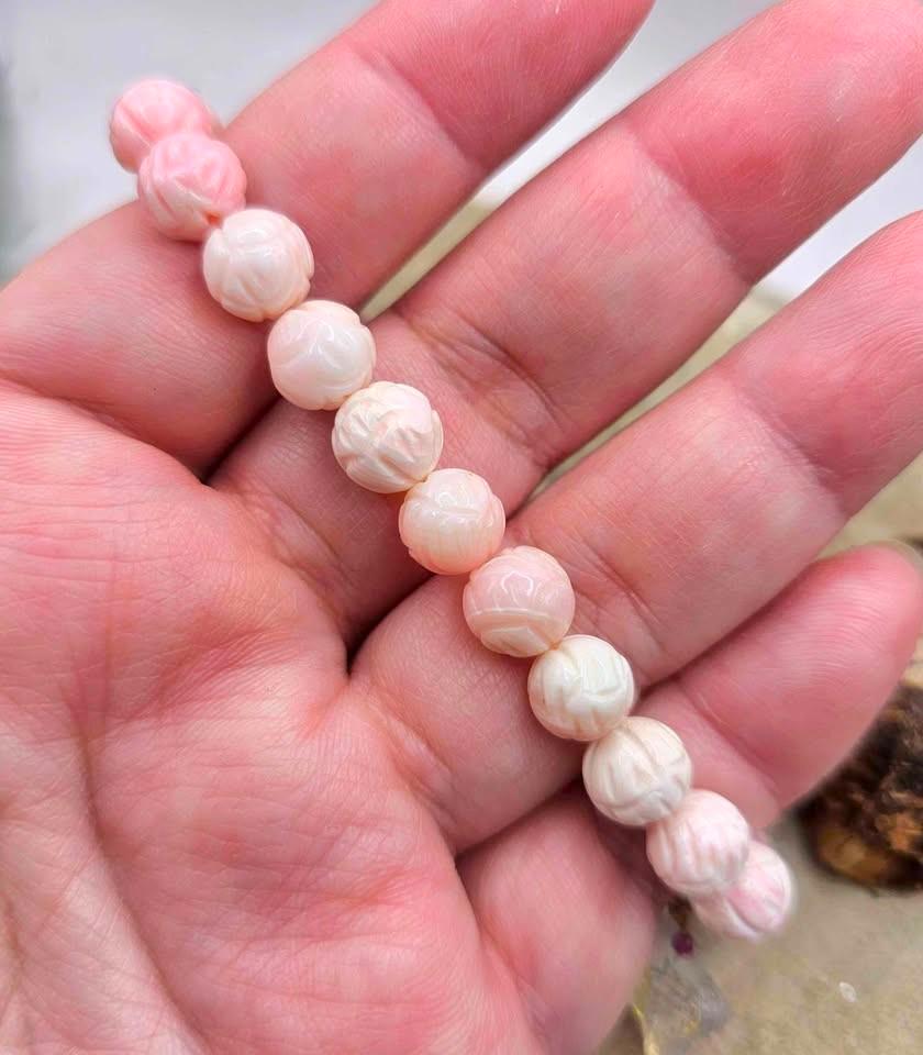 Nature Queen Pink Conch Lotus Carving Bead Butterfly Charm Bracelet