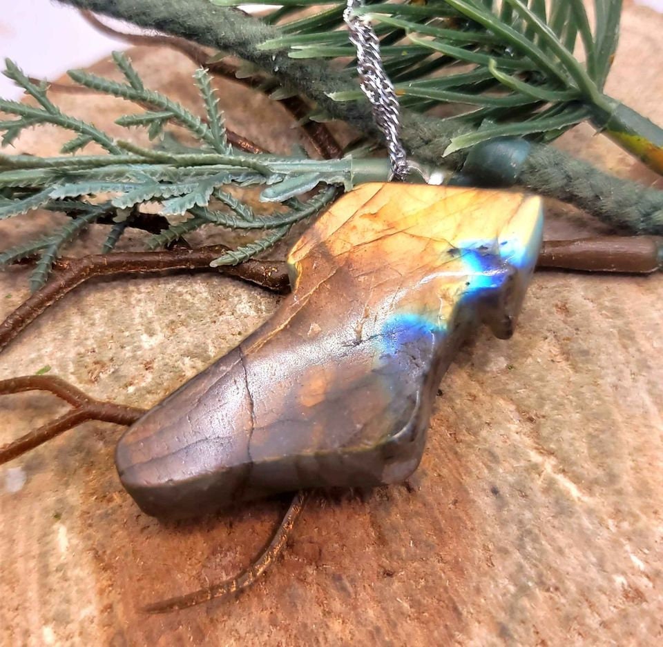 Beautiful Nature Labradorite Strong Flash Hand Carved Stocking Pendant Necklace