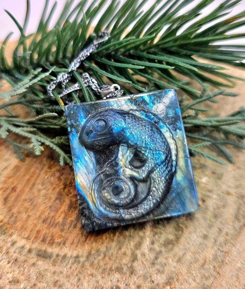 Beautiful Nature Labradorite Flashy Carved Chameleon Tile Pendant Necklace