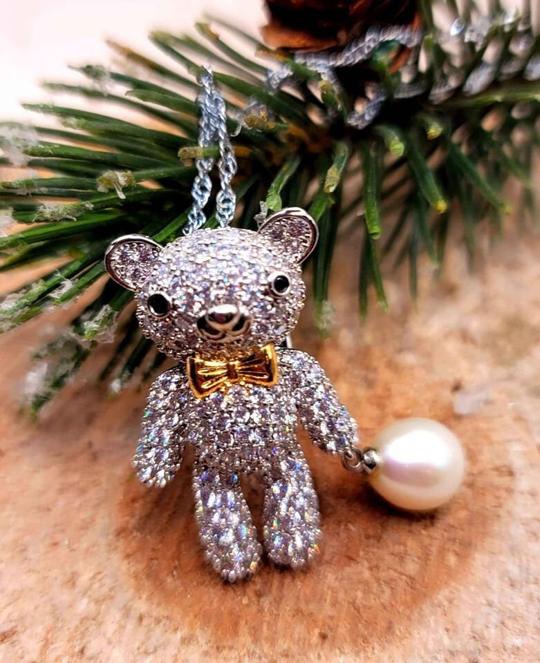 Adorable Sparking Bear Carrying A Teardrop Pink Pearl Pendant Necklace