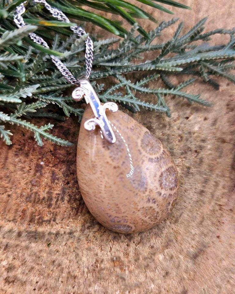Beautiful Nature Teardrop Coral Jade Agate Pendant Necklace