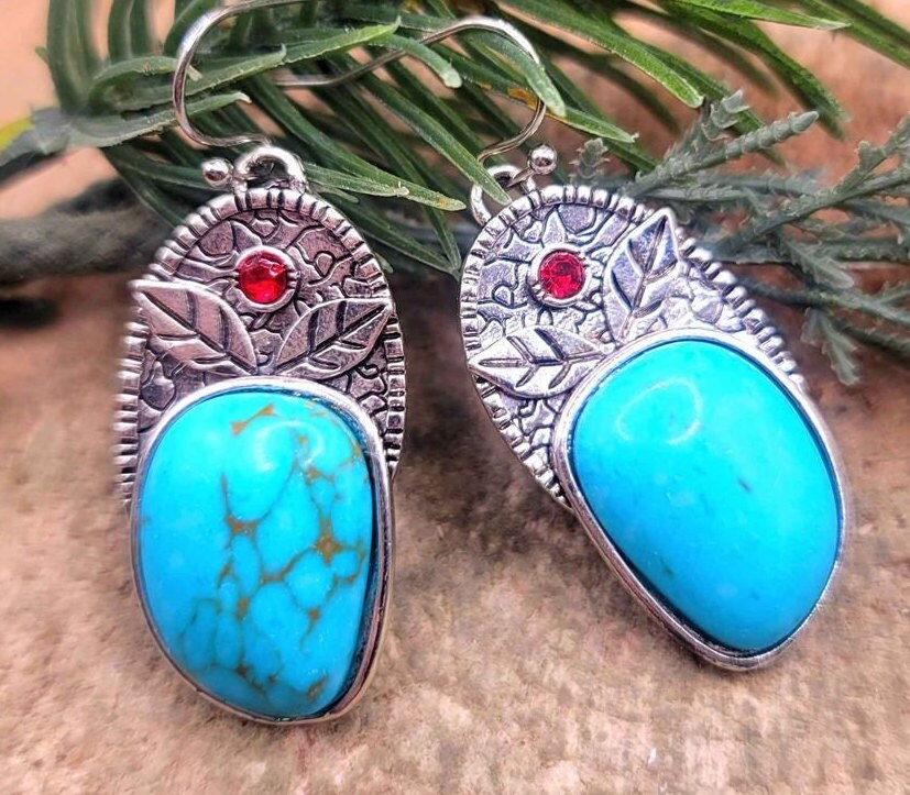 Beautiful Silver Tone Turquoise Accent Howlite Leaf Carved Pendant Necklace