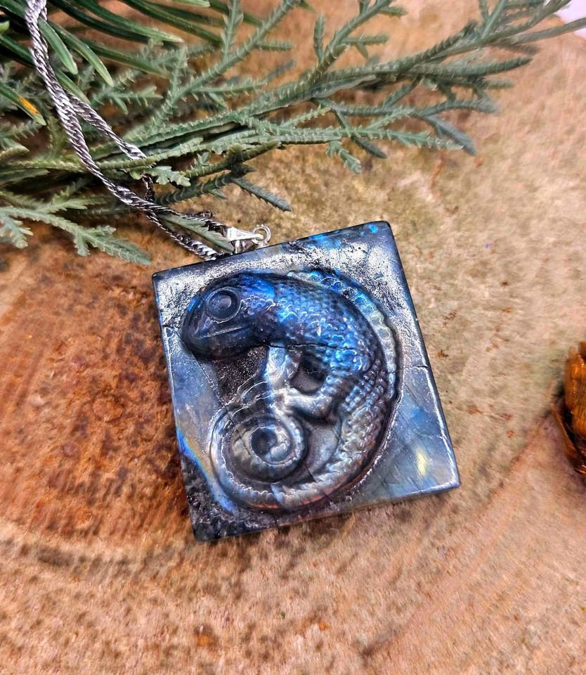 Beautiful Nature Labradorite Flashy Carved Chameleon Tile Pendant Necklace