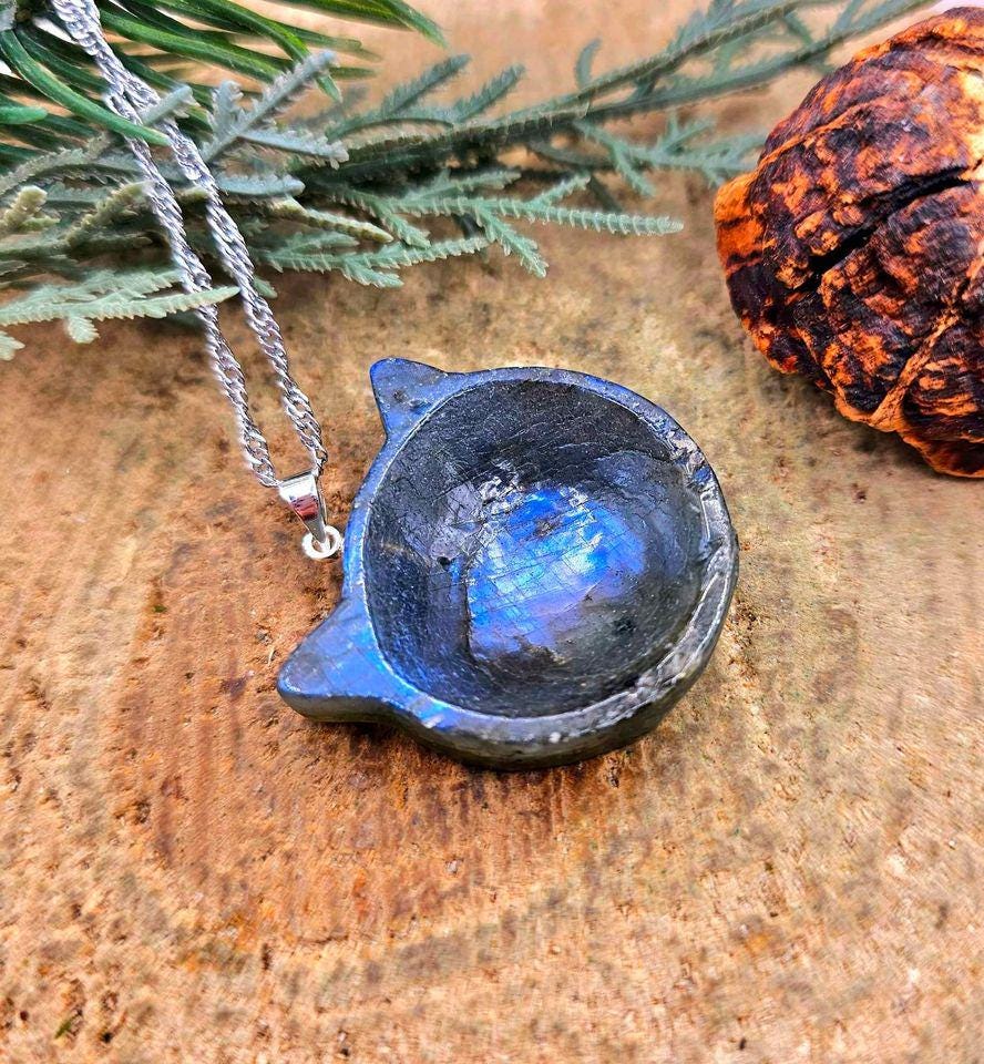 Nature Labradorite Carved Flashy Cat Dish Pendant Necklace.