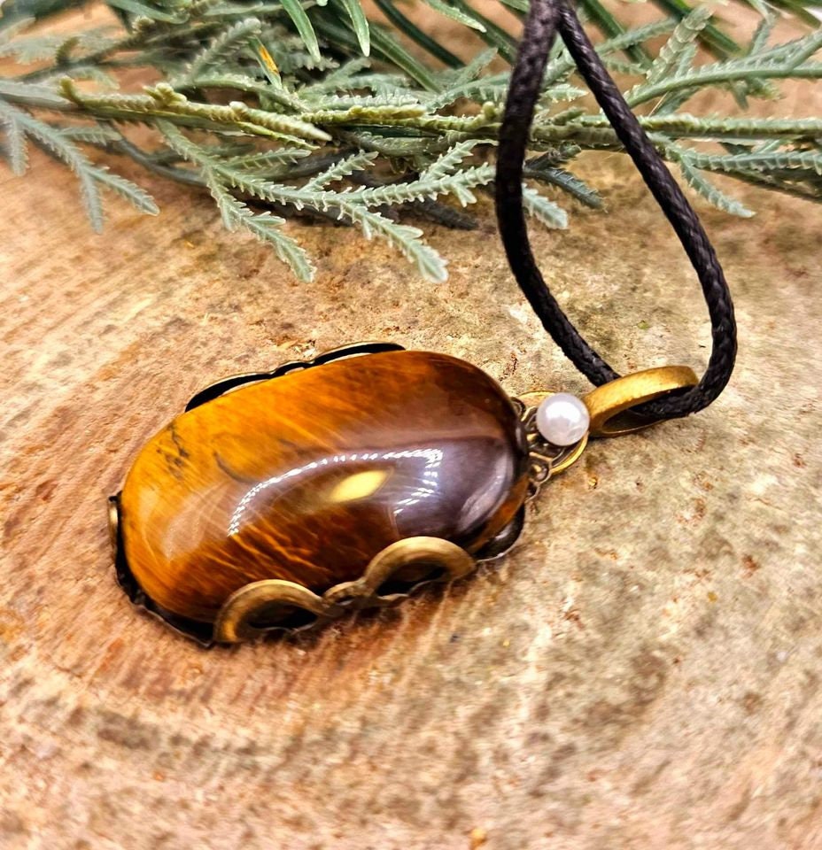 Nature Tiger Eye Polished Stone Flower Pattern Wrapped Pendant Necklace
