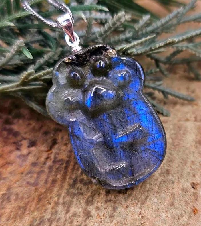 Nature Labradorite Carved Flashy Lucky Cat Paw Pendant Necklace