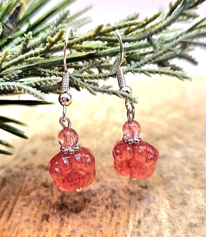 Strawberry quartz cat paw S925 earrings stone detail — My Aura Gemstones