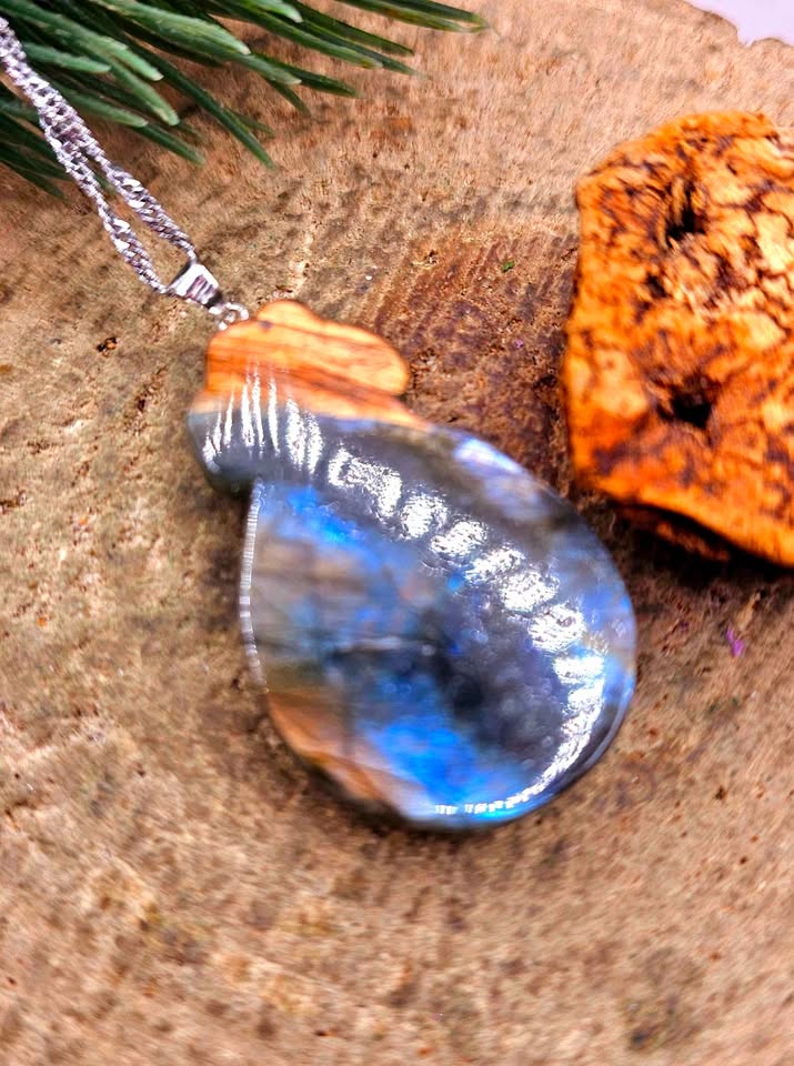 Nature Labradorite Carved Lotus Chinese Pipa Pendant Necklace