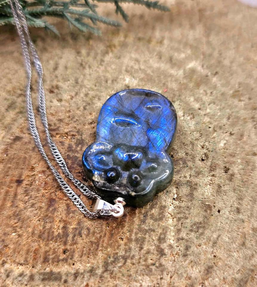 Nature Labradorite Carved Flashy Lucky Cat Paw Pendant Necklace