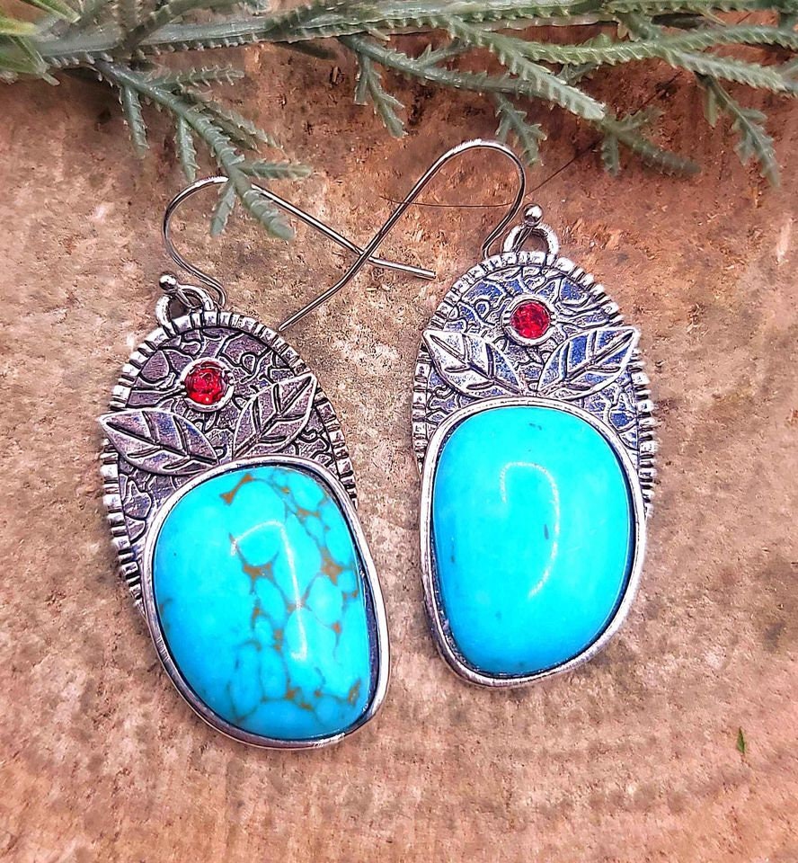 Beautiful Silver Tone Turquoise Accent Howlite Leaf Carved Pendant Necklace