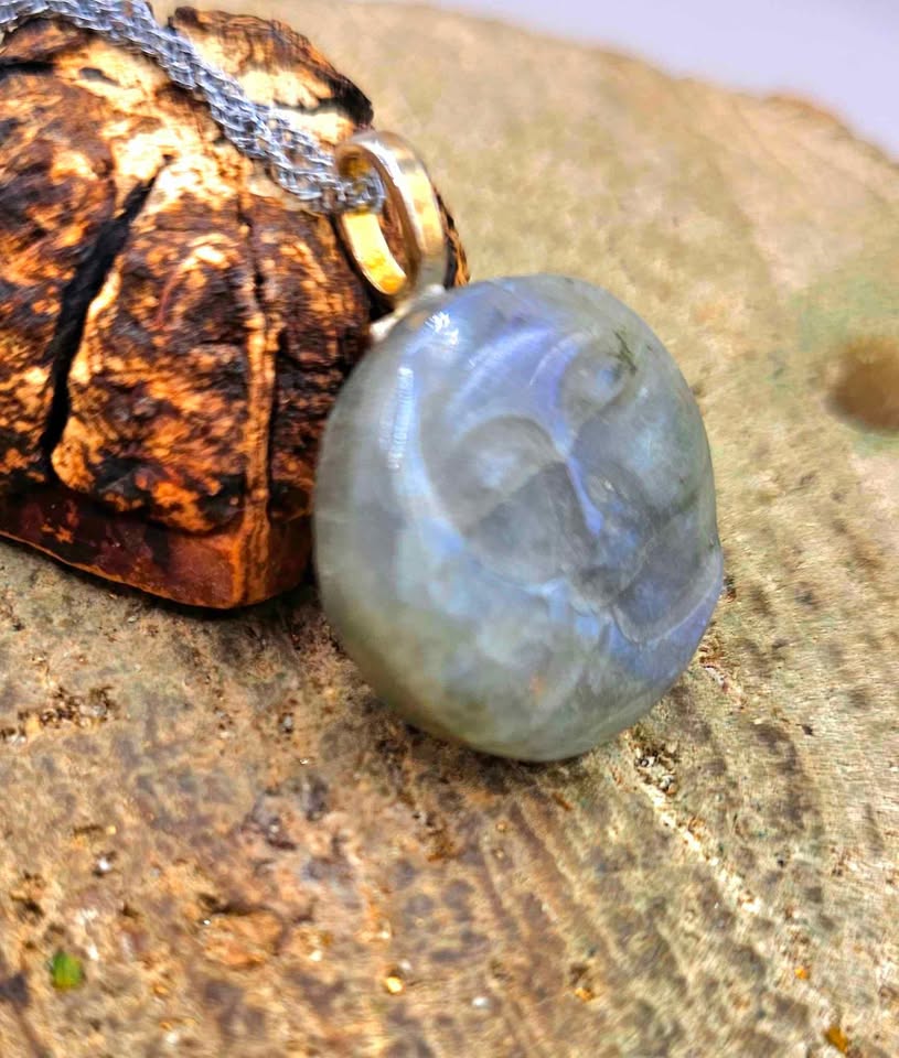 Nature Labradorite Carved Kiss Of Sun & Moon Pendant Necklace