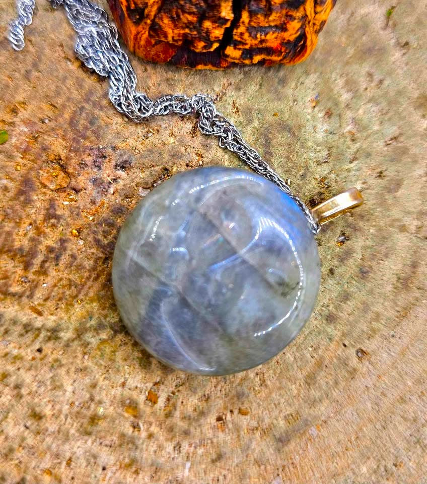Nature Labradorite Carved Kiss Of Sun & Moon Pendant Necklace