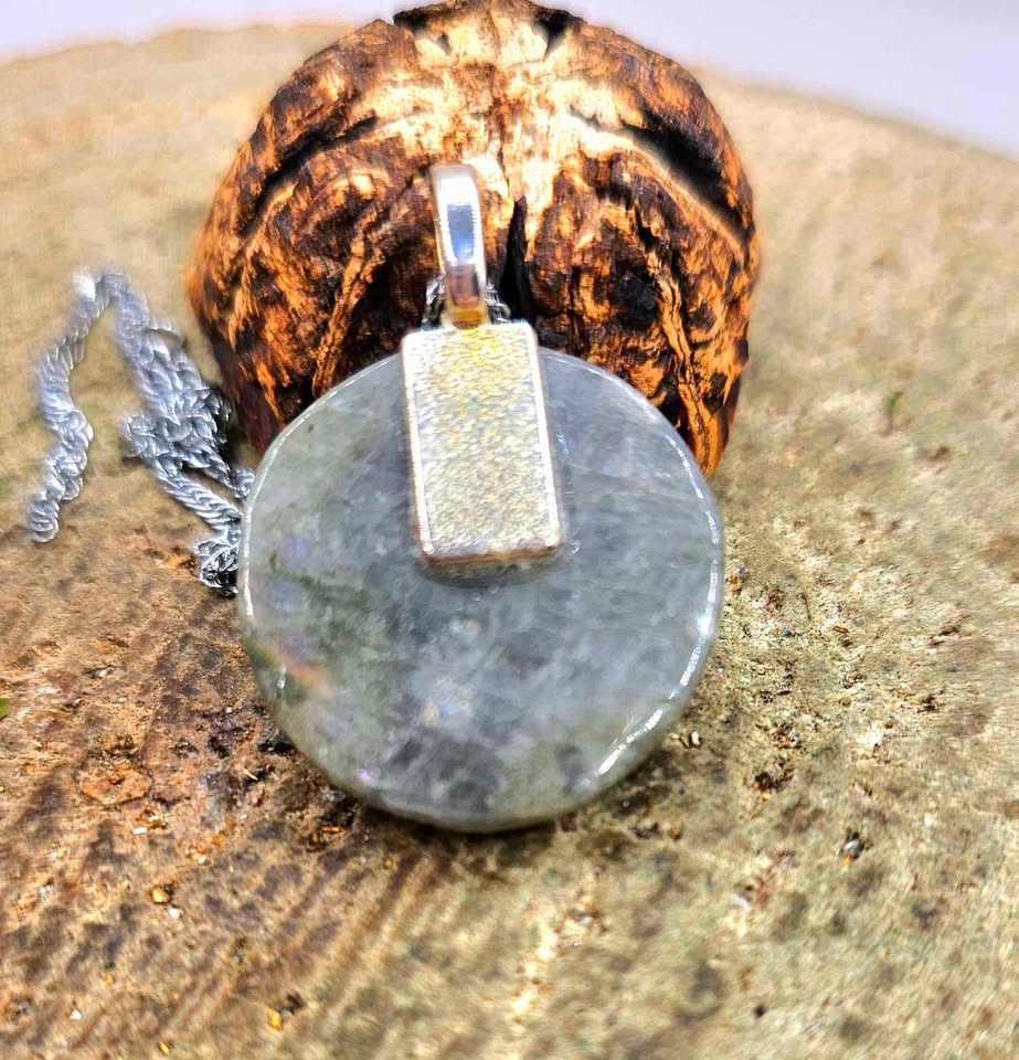 Nature Labradorite Carved Kiss Of Sun & Moon Pendant Necklace