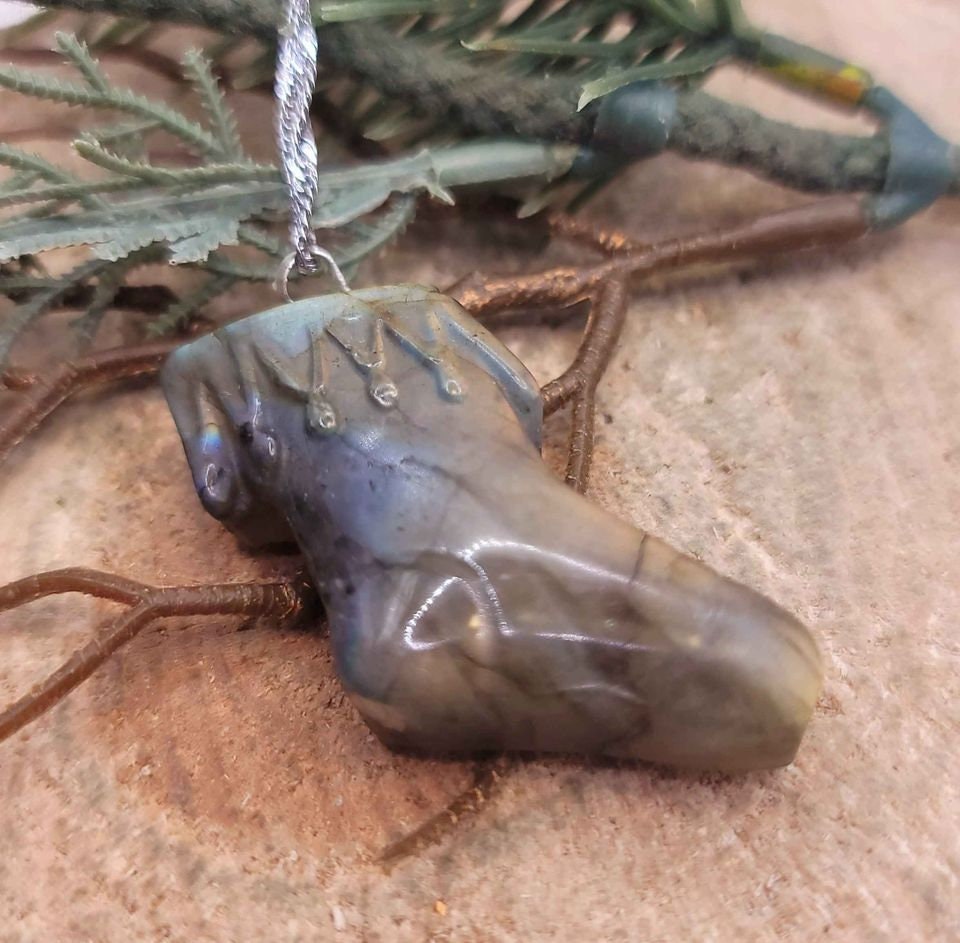 Beautiful Nature Labradorite Strong Flash Hand Carved Stocking Pendant Necklace