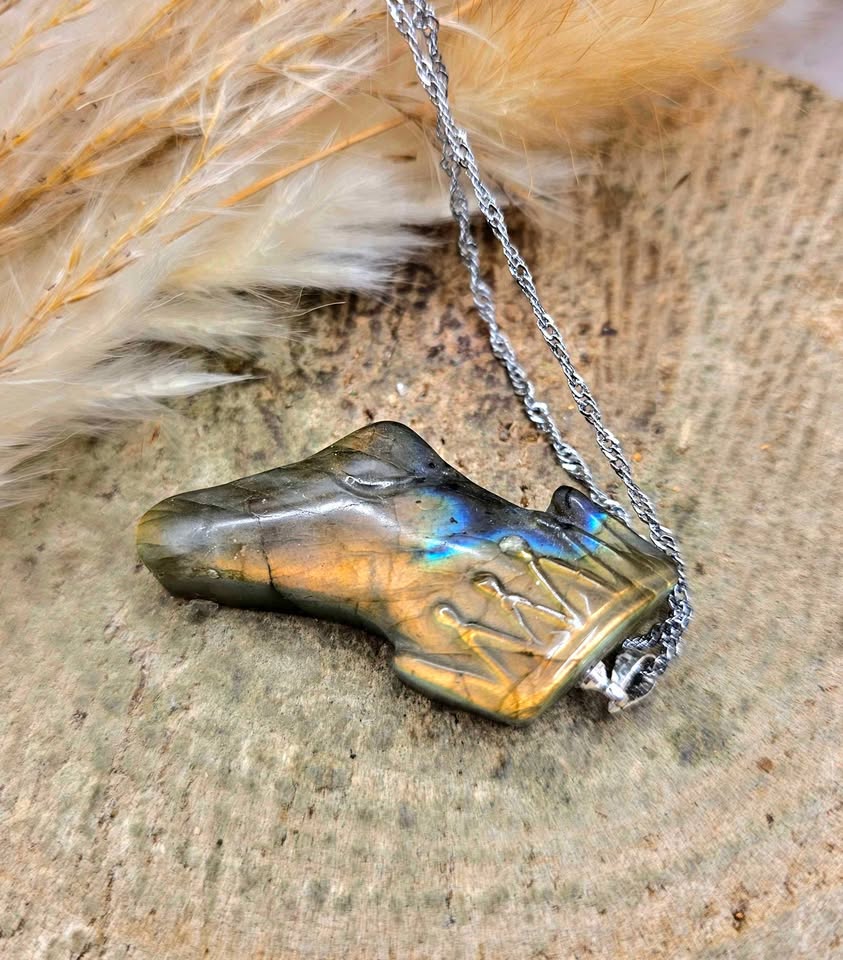 Nature Labradorite Carved Flashy Stocking Pendant Necklace.