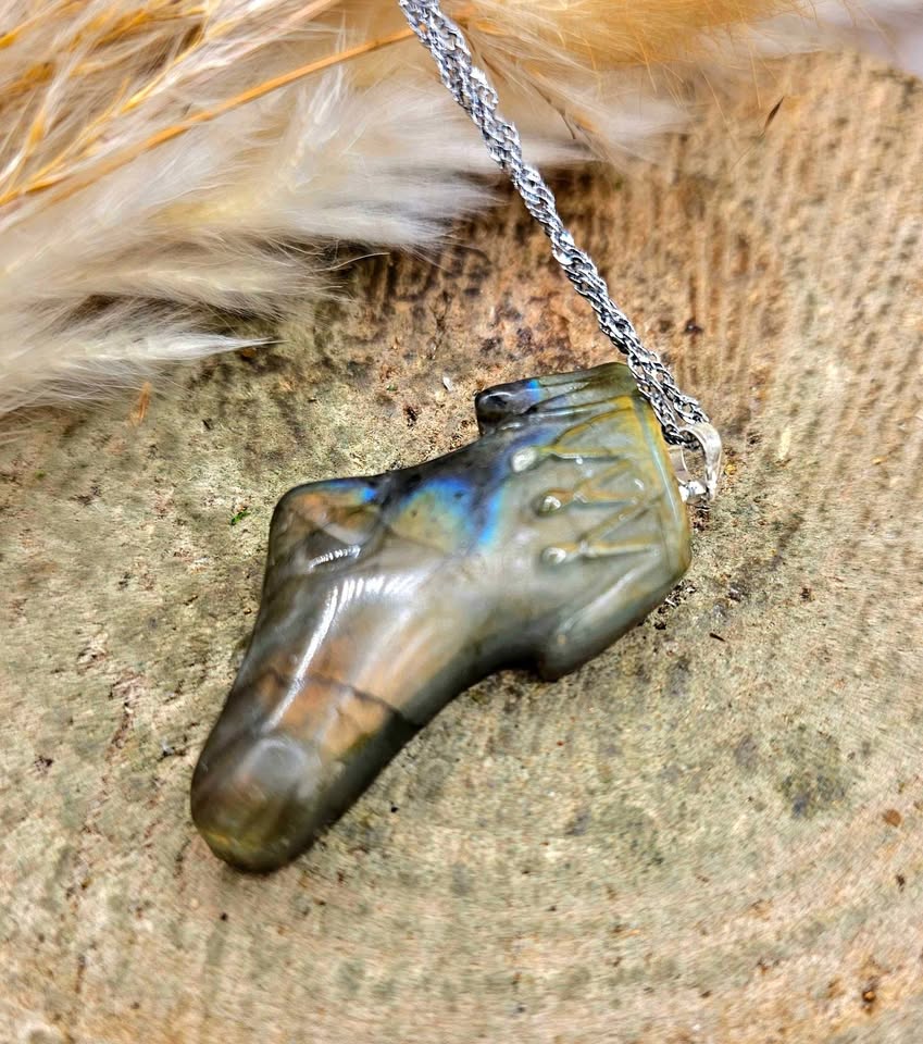 Nature Labradorite Carved Flashy Stocking Pendant Necklace.