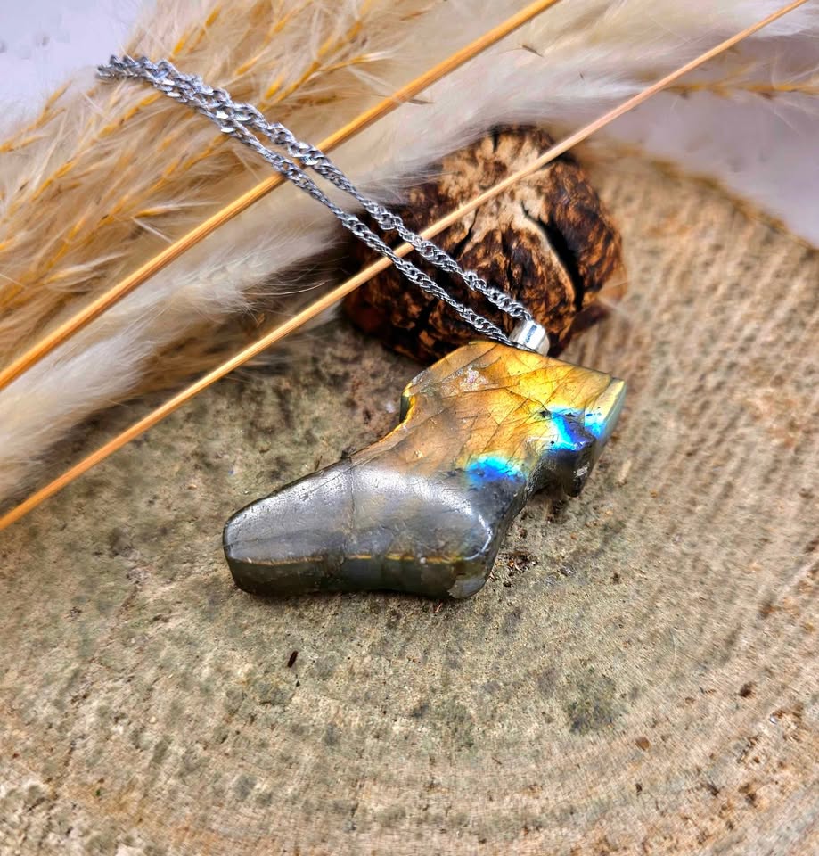 Nature Labradorite Carved Flashy Stocking Pendant Necklace.